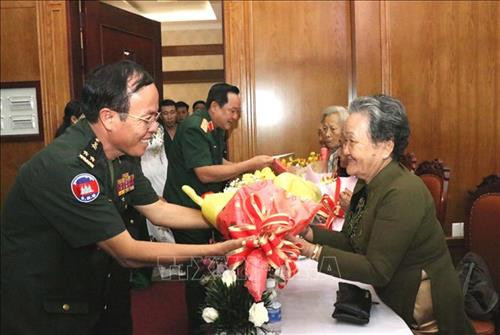 Trung tướng Sun Sumon, Phó Tư lệnh Quân khu 2, Quân đội Hoàng gia Campuchia tặng hoa cho Mẹ Việt Nam Anh hùng Lê Thị Tuyết Mai. Ảnh: Xuân Khu-TTXVN Trung tướng Sun Sumon, Phó Tư lệnh Quân khu 2, Quân đội Hoàng gia Campuchia tặng hoa cho Mẹ Việt Nam Anh hùng Lê Thị Tuyết Mai. Ảnh: Xuân Khu-TTXVN