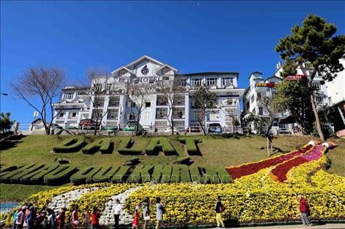 Nhiều địa điểm trên TP Đà Lạt trang trí hoa thu hút du khách. Ảnh: Nhật Anh - TTXVN Không gian hoa dọc trục đường Lê Đại Hành (TP Đà Lạt) hấp dẫn du khách. Ảnh: Nhật Anh - TTXVN Các địa điểm công cộng được trang trí không gian hoa hấp dẫn du khách. Ảnh: Nhật Anh - TTXVN Không gian hoa xung quanh hồ Xuân Hương thu hút du khách đến tham quan. Ảnh: Nhật Anh - TTXVN Nhiều địa điểm trên TP Đà Lạt trang trí hoa thu hút du khách. Ảnh: Nhật Anh - TTXVN Không gian hoa dọc trục đường Lê Đại Hành (TP Đà Lạt) hấp dẫn du khách. Ảnh: Nhật Anh - TTXVN Các địa điểm công cộng được trang trí không gian hoa hấp dẫn du khách. Ảnh: Nhật Anh - TTXVN Không gian hoa xung quanh hồ Xuân Hương thu hút du khách đến tham quan. Ảnh: Nhật Anh - TTXVN