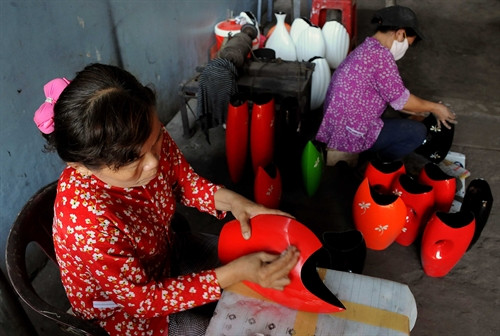 Hoàn thiện thành phẩm các sản phẩm sơn mài tại một cơ sở sản xuất của Làng nghề.