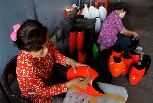 Hoàn thiện thành phẩm các sản phẩm sơn mài tại một cơ sở sản xuất của Làng nghề.