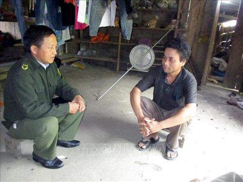 Anh Giàng A Lâu (bên trái) vận động người dân tộc Mông tránh xa ma túy. Ảnh: Nguyễn Nam - TTXVN Anh Giàng A Lâu (bên trái) vận động người dân tộc Mông tránh xa ma túy. Ảnh: Nguyễn Nam - TTXVN