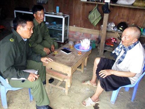 Anh Giàng A Lâu (ngoài cùng bên trái) vận động người dân tộc Mông tránh xa ma túy. Ảnh: Nguyễn Nam - TTXVN Anh Giàng A Lâu (ngoài cùng bên trái) vận động người dân tộc Mông tránh xa ma túy. Ảnh: Nguyễn Nam - TTXVN