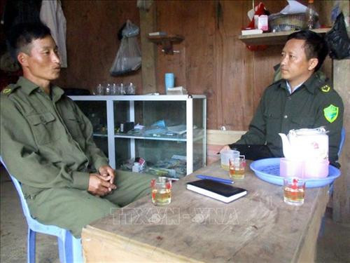 Anh Giàng A Lâu (bên phải) trao đổi nghiệp vụ với công an viên. Ảnh: Nguyễn Nam -TTXVN Anh Giàng A Lâu (bên phải) trao đổi nghiệp vụ với công an viên. Ảnh: Nguyễn Nam -TTXVN