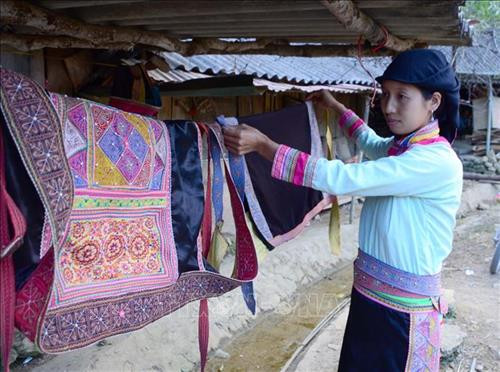 Những bộ áo quần truyền thống của người Xạ Phang. Ảnh: Văn Dũng - TTXVN Những bộ áo quần truyền thống của người Xạ Phang. Ảnh: Văn Dũng - TTXVN