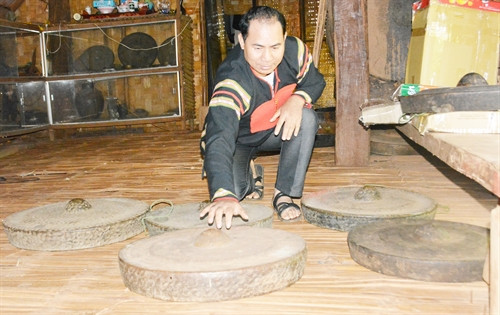 Anh Y’ Thim Byă giới thiệu về bộ chiêng cổ của người Ê Đê