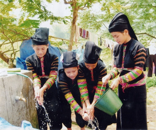 Thiếu nữ dân tộc Lô Lô.