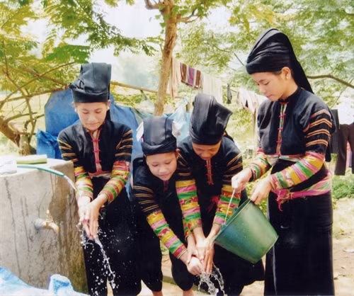 Thiếu nữ dân tộc Lô Lô. Thiếu nữ dân tộc Lô Lô.