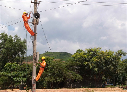Công ty Điện lực Đắk Lắk thay mới đường dây, lắp đồng hồ mới cho người dân xã CưPui, huyện Krông Bông. Công ty Điện lực Đắk Lắk thay mới đường dây, lắp đồng hồ mới cho người dân xã CưPui, huyện Krông Bông.