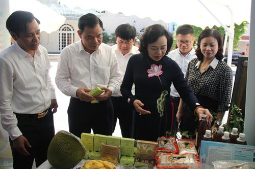 Phó Bí thư Thường trực Thành ủy Hà Nội Ngô Thị Thanh Hằng và Bộ trưởng Bộ Nông nghiệp và Phát triển nông thôn Nguyễn Xuân Cường thăm quan các gian hàng trưng bày nông sản đặc trưng của các huyện, thị xã.