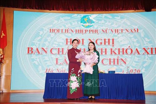 Đồng chí Nguyễn Thị Thu Hà (bên phải), Ủy viên Trung ương Đảng,,Bí thư Tỉnh uỷ Ninh Bình, nguyên Chủ tịch Hội Liên hiệp Phụ nữ Việt Nam tặng hoa chúc mừng đồng chí Hà Thị Nga, nguyên Phó Bí thư Thường trực Tỉnh ủy Lào Cai giữ chức Chủ tịch Hội LHPN Việt Nam nhiệm kỳ 2017 - 2022. Ảnh: Phương Hoa – TTXVN Đồng chí Nguyễn Thị Thu Hà (bên phải), Ủy viên Trung ương Đảng,,Bí thư Tỉnh uỷ Ninh Bình, nguyên Chủ tịch Hội Liên hiệp Phụ nữ Việt Nam tặng hoa chúc mừng đồng chí Hà Thị Nga, nguyên Phó Bí thư Thường trực Tỉnh ủy Lào Cai giữ chức Chủ tịch Hội LHPN Việt Nam nhiệm kỳ 2017 - 2022. Ảnh: Phương Hoa – TTXVN