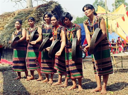 Diễn tấu cồng chiêng trong lễ hội Diễn tấu cồng chiêng trong lễ hội