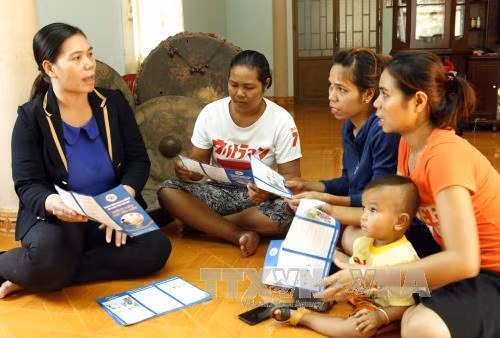 Già làng, trưởng bản tuyên truyền các chủ trương, chính sách của Đảng và Nhà nước tới đồng bào. Ảnh: Dương Ngọc - TTXVN
