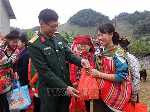 Thăm và tặng quà Tết cho các hộ gia đình tại bản Keo Muông, xã Phiêng Khoài. Ảnh: Diệp Anh – TTXVN Thăm và tặng quà Tết cho các hộ gia đình tại bản Keo Muông, xã Phiêng Khoài. Ảnh: Diệp Anh – TTXVN