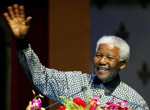 Cựu Tổng thống Nam Phi Nelson Mandela tại Hội nghị AIDS quốc tế ở Bangkok, Thái Lan ngày 15/7/2004. Ảnh: AFP/ TTXVN Cựu Tổng thống Nam Phi Nelson Mandela tại Hội nghị AIDS quốc tế ở Bangkok, Thái Lan ngày 15/7/2004. Ảnh: AFP/ TTXVN