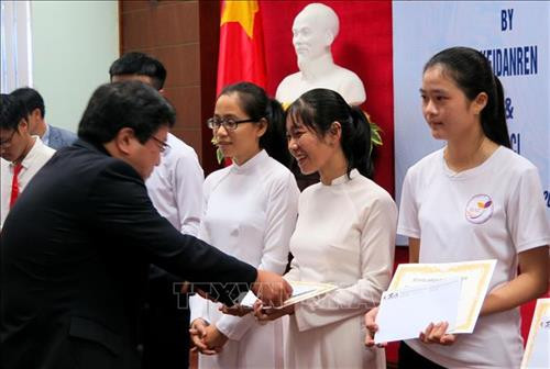 Ban tổ chức trao học bổng cho sinh viên xuất sắc, sinh viên nghèo hiếu học Trường Đại học Huế. Ảnh: Tường Vi - TTXVN