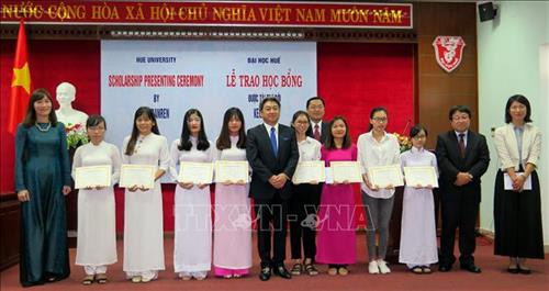 Ban tổ chức trao học bổng cho sinh viên xuất sắc, sinh viên nghèo hiếu học Trường Đại học Huế. Ảnh: Tường Vi - TTXVN