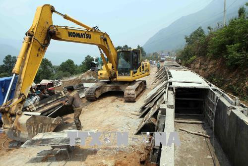 Công nhân thi công hệ thống công trình thủy lợi Nậm Mở (Lai Châu). Ảnh: Quý Trung - TTXVN Công nhân thi công hệ thống công trình thủy lợi Nậm Mở (Lai Châu). Ảnh: Quý Trung - TTXVN