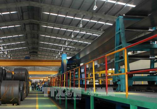 Dây chuyền sản xuất tôn mạ kẽm tại Nhà máy Hoa Sen tại khu công nghiệp Đông Hồi (Nghệ An) . Ảnh: Thanh Tùng - TTXVN