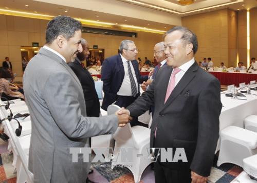 Thứ trưởng Bộ Ngoại giao Vũ Hồng Nam (phải) với các Đại sứ, đại biểu quốc tế dự hội thảo. Ảnh: Lâm Khánh - TTXVN