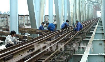 Công nhân đang bảo dưỡng tà vẹt trên cầu Yên Xuân (Nghệ An). Ảnh: Lan Xuân TTXVN