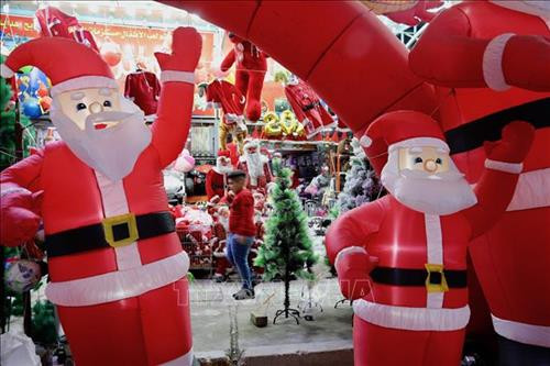 Trẻ em vui chơi mừng đón lễ Giáng sinh tại Singapore. Ảnh: THX/TTXVN Người dân tham gia cuộc thi chạy Ông già Noel tại Vilnius, Litsva. Ảnh: THX/TTXVN Hát mừng lễ Giáng Sinh tại Nhà thờ Frankfurt, Đức. Ảnh: THX/TTXVN Thợ lặn trong trang phục Ông già Noel chào đón du khách tới Công viên Thủy cung ở Manila, Philippines trong dịp lễ Giáng Sinh. Ảnh: THX/TTXVN Thắp sáng cây thông Noel tại Yangon, Myanmar. Ảnh: THX/TTXVN Thắp sáng cây thông Noel chào đón Giáng Sinh và Năm Mới tại quảng trường ở Yerevan, Armenia. Ảnh: THX/TTXVN Hàng trăm người trong trang phục ông già Noel tham gia lễ hội SantaCon chào đón Giáng Sinh ở New York, Mỹ. Ảnh: THX/TTXVN Một gia đình mua sắm chuẩn bị lễ Giáng Sinh tại Houston, Mỹ. Ảnh: THX/TTXVN Người dân Tây Ban Nha mừng đón Giáng Sinh tại quảng trường Landmark Puerta del Sol ở Madrid. Ảnh: THX/TTXVN Trẻ em vui chơi tại công viên tuyết nhân tạo trong dịp lễ Giáng Sinh ở tỉnh Banten, Indonesia. Ảnh: THX/TTXVN Trang trí chuẩn bị cho lễ Giáng Sinh tại thủ đô Baghdad, Iraq. Ảnh: THX/TTXVN Mua sắm chuẩn bị cho lễ Giáng Sinh tại thủ đô Baghdad, Iraq. Ảnh: THX/TTXVN Người dân Malaysia tham quan triển lãm "Disney- Giấc mơ Giáng sinh" tại thủ đô Kuala Lumpur. Ảnh: THX/TTXVN Người dân mua sắm chuẩn bị cho Lễ Giáng Sinh tại Bangalore, Ấn Độ. Ảnh: THX/TTXVN Thắp sáng cây thông Noel khổng lồ tại Quảng trường Azneft ở Baku, Azerbaijan. Ảnh: THX/TTXVN Trẻ em Hàn Quốc vui chơi mừng đón lễ Giáng Sinh tại làng Ông già Noel ở Gyeongsangbuk-do. Ảnh: THX/TTXVN Các loại bánh cho Lễ Giáng sinh được bày bán tại Làng Ông già Noel ở Gyeongsangbuk-do, Hàn Quốc. Ảnh: THX/TTXVN Người dân Hàn Quốc chào đón Giáng Sinh tại làng Ông già Noel ở Gyeongsangbuk-do. Ảnh: THX/TTXVN Người dân Syria mừng đón Giáng Sinh tại thủ đô Damascus. Ảnh: THX/TTXVN Trẻ em vui chơi mừng đón lễ Giáng sinh tại Singapore. Ảnh: THX/TTXVN Người dân tham gia cuộc thi chạy Ông già Noel tại Vilnius, Litsva. Ảnh: THX/TTXVN Hát mừng lễ Giáng Sinh tại Nhà thờ Frankfurt, Đức. Ảnh: THX/TTXVN Thợ lặn trong trang phục Ông già Noel chào đón du khách tới Công viên Thủy cung ở Manila, Philippines trong dịp lễ Giáng Sinh. Ảnh: THX/TTXVN Thắp sáng cây thông Noel tại Yangon, Myanmar. Ảnh: THX/TTXVN Thắp sáng cây thông Noel chào đón Giáng Sinh và Năm Mới tại quảng trường ở Yerevan, Armenia. Ảnh: THX/TTXVN Hàng trăm người trong trang phục ông già Noel tham gia lễ hội SantaCon chào đón Giáng Sinh ở New York, Mỹ. Ảnh: THX/TTXVN Một gia đình mua sắm chuẩn bị lễ Giáng Sinh tại Houston, Mỹ. Ảnh: THX/TTXVN Người dân Tây Ban Nha mừng đón Giáng Sinh tại quảng trường Landmark Puerta del Sol ở Madrid. Ảnh: THX/TTXVN Trẻ em vui chơi tại công viên tuyết nhân tạo trong dịp lễ Giáng Sinh ở tỉnh Banten, Indonesia. Ảnh: THX/TTXVN Trang trí chuẩn bị cho lễ Giáng Sinh tại thủ đô Baghdad, Iraq. Ảnh: THX/TTXVN Mua sắm chuẩn bị cho lễ Giáng Sinh tại thủ đô Baghdad, Iraq. Ảnh: THX/TTXVN Người dân Malaysia tham quan triển lãm "Disney- Giấc mơ Giáng sinh" tại thủ đô Kuala Lumpur. Ảnh: THX/TTXVN Người dân mua sắm chuẩn bị cho Lễ Giáng Sinh tại Bangalore, Ấn Độ. Ảnh: THX/TTXVN Thắp sáng cây thông Noel khổng lồ tại Quảng trường Azneft ở Baku, Azerbaijan. Ảnh: THX/TTXVN Trẻ em Hàn Quốc vui chơi mừng đón lễ Giáng Sinh tại làng Ông già Noel ở Gyeongsangbuk-do. Ảnh: THX/TTXVN Các loại bánh cho Lễ Giáng sinh được bày bán tại Làng Ông già Noel ở Gyeongsangbuk-do, Hàn Quốc. Ảnh: THX/TTXVN Người dân Hàn Quốc chào đón Giáng Sinh tại làng Ông già Noel ở Gyeongsangbuk-do. Ảnh: THX/TTXVN Người dân Syria mừng đón Giáng Sinh tại thủ đô Damascus. Ảnh: THX/TTXVN