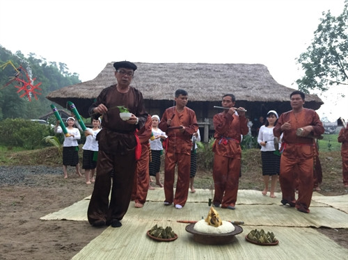 Thầy cúng thực hành nghi thức. Thầy cúng thực hành nghi thức.