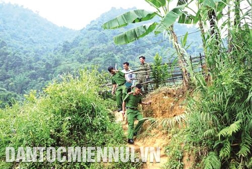 Công an huyện Than Uyên tăng cường tuần tra, kiểm soát địa bàn, quản lý đối tượng vừa ra tù và nghiện hút. Ảnh: Quý Trung Công an huyện Than Uyên tăng cường tuần tra, kiểm soát địa bàn, quản lý đối tượng vừa ra tù và nghiện hút. Ảnh: Quý Trung