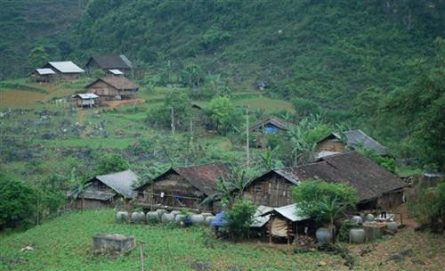 Những ngôi nhà sàn của bà con xã Hồng Sỹ (Hà Quảng).