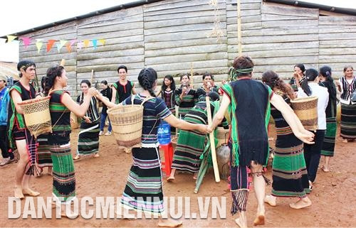 Mọi người cùng nắm tay nhau nhảy múa, hát bài ca đoàn kết. Ảnh: Y Krắk Knul Mọi người cùng nắm tay nhau nhảy múa, hát bài ca đoàn kết. Ảnh: Y Krắk Knul