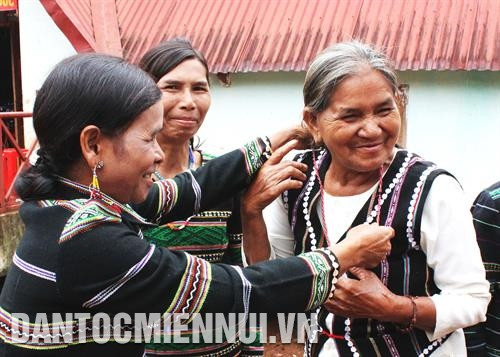 Bon chủ nhà trao tặng khách dây hạt cườm, chúc khách luôn khỏe mạnh, làm ăn phát đạt. Ảnh: Y Krắk Knul Bon chủ nhà trao tặng khách dây hạt cườm, chúc khách luôn khỏe mạnh, làm ăn phát đạt. Ảnh: Y Krắk Knul