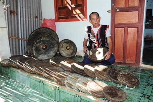 Già A Nea và 2 bộ cồng chiêng quý giá từ năm 1954 của mình.