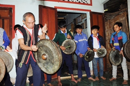 Già A Nea dạy cho lớp thanh niên Xê-đăng trong làng những điệu cồng chiêng của cha ông mình.