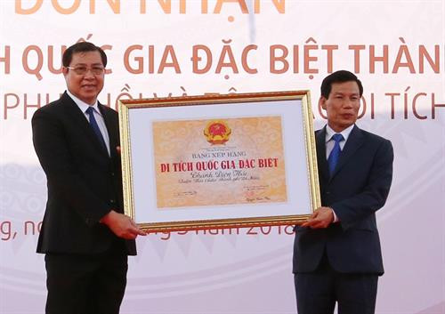 Bộ trưởng Bộ Văn hóa, Thể thao và Du lịch Nguyễn Ngọc Thiện trao Bằng xếp hạng Di tích Quốc gia đặc biệt Thành Điện Hải cho Chủ tịch UBND thành phố Đà Nẵng Huỳnh Đức Thơ. Ảnh: Trần Lê Lâm - TTXVN Bộ trưởng Bộ Văn hóa, Thể thao và Du lịch Nguyễn Ngọc Thiện trao Bằng xếp hạng Di tích Quốc gia đặc biệt Thành Điện Hải cho Chủ tịch UBND thành phố Đà Nẵng Huỳnh Đức Thơ. Ảnh: Trần Lê Lâm - TTXVN