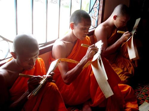 Chư tăng thực tập viết chữ trên lá buông Chư tăng thực tập viết chữ trên lá buông