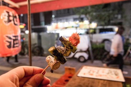 Tokyo, Nhật Bản: Thủ đô Nhật Bản có nhiều nhà hàng sao Michelin hơn bất cứ đâu. Tuy nhiên, ẩm thực đường phố với tên gọi yatai lại là điểm hút khách của Tokyo. Món ăn phải thử là okonomiyaki, loại pancake nhân thịt, hải sản và rau, phủ bên trên là xốt mayonnaise, vụn cá ngừ khô, rong biển, gừng. Tokyo, Nhật Bản: Thủ đô Nhật Bản có nhiều nhà hàng sao Michelin hơn bất cứ đâu. Tuy nhiên, ẩm thực đường phố với tên gọi yatai lại là điểm hút khách của Tokyo. Món ăn phải thử là okonomiyaki, loại pancake nhân thịt, hải sản và rau, phủ bên trên là xốt mayonnaise, vụn cá ngừ khô, rong biển, gừng.