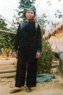 Nữ phục Giáy mang phong cách từng địa phương khá đậm. Chẳng hạn, phụ nữ ở Hà Giang thì mặc váy và áo dài, gần với chiếc áo của người Nùng. Ngược lại, như trong ảnh, nữ giới ở Lào Cai lại mặc quần và áo ngắn. Nữ phục Giáy mang phong cách từng địa phương khá đậm. Chẳng hạn, phụ nữ ở Hà Giang thì mặc váy và áo dài, gần với chiếc áo của người Nùng. Ngược lại, như trong ảnh, nữ giới ở Lào Cai lại mặc quần và áo ngắn.