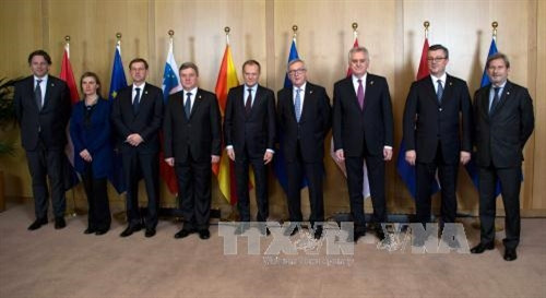 Cao ủy EU phụ trách chính sách an ninh và đối ngoại Federica Mogherini (thứ hai, trái), Chủ tịch Hội đồng châu Âu Donald Tusk (thứ 5, trái), Chủ tịch Ủy ban châu Âu Jean-Claude Juncker (thứ 6, trái) chụp ảnh chung với các lãnh đạo khu vực Tây Balkan tại Hội nghị EU với các nước Trung Âu về cuộc khủng hoảng người di cư tại Brussels, Bỉ ngày 18/2. AFP/TTXVN Cao ủy EU phụ trách chính sách an ninh và đối ngoại Federica Mogherini (thứ hai, trái), Chủ tịch Hội đồng châu Âu Donald Tusk (thứ 5, trái), Chủ tịch Ủy ban châu Âu Jean-Claude Juncker (thứ 6, trái) chụp ảnh chung với các lãnh đạo khu vực Tây Balkan tại Hội nghị EU với các nước Trung Âu về cuộc khủng hoảng người di cư tại Brussels, Bỉ ngày 18/2. AFP/TTXVN