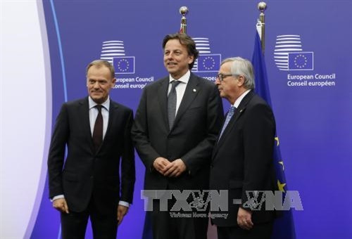 Chủ tịch Hội đồng châu Âu Donald Tusk (trái), Ngoại trưởng Hà Lan Bert Koender (giữa) và Chủ tịch Ủy ban châu Âu Jean-Claude Juncker trước Hội nghị EU với các nước Trung Âu về cuộc khủng hoảng người di cư tại Brussels, Bỉ ngày 18/2. AFP/TTXVN Chủ tịch Hội đồng châu Âu Donald Tusk (trái), Ngoại trưởng Hà Lan Bert Koender (giữa) và Chủ tịch Ủy ban châu Âu Jean-Claude Juncker trước Hội nghị EU với các nước Trung Âu về cuộc khủng hoảng người di cư tại Brussels, Bỉ ngày 18/2. AFP/TTXVN