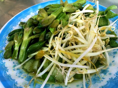 Kèo nèo và giá là hai thứ ăn kèm với bún Xiêm Lo. Ảnh: Thiên Chương