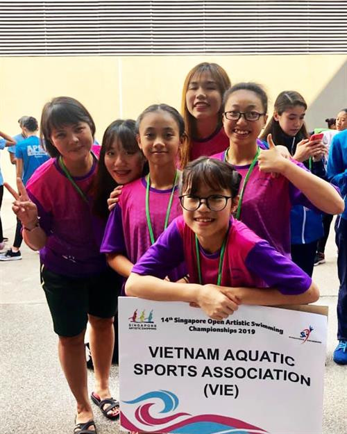 Đoàn VĐV bơi nghệ thuật Việt Nam tham dự Giải bơi nghệ thuật Singapore mở rộng lần thứ 14. Ảnh: Facebook