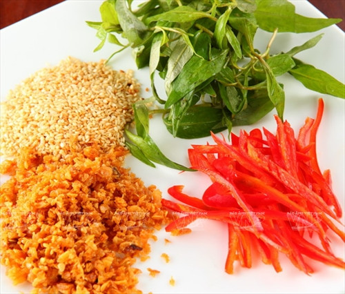 Một số phụ liệu để chế biến món gỏi mít non.