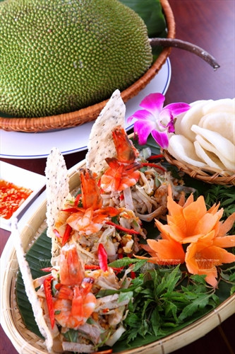 Đĩa gỏi mít non được đầu bếp trưng bày theo mô hình vịnh Hạ Long rất đẹp mắt.