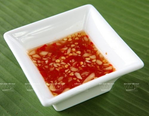 Gỏi mít non thường chấm với nước mắm ớt thật cay.