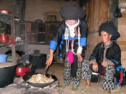 Mẹ chồng đón cô dâu từ ngoài sân và đưa cô dâu vào buồng (buồng ngủ của cô dâu chú rể là một phòng nhỏ ở trong bếp). Thầy cúng làm lễ nhập khẩu cho cô dâu. Sau khi được nhập khẩu, mẹ chồng đưa cô dâu vào bếp để cô nấu nướng cùng mọi người. Ý muốn con dâu sẽ quán xuyến việc bếp núc trong gia đình sau này. Bữa tối hôm đó sẽ do chính tay cô dâu dọn mâm để mời khách trong bản đến chúc phúc cho đôi trẻ. Các ama (mẹ, bà) cùng nâng chén chúc đôi trẻ trăm năm hạnh phúc. Mẹ chồng đón cô dâu từ ngoài sân và đưa cô dâu vào buồng (buồng ngủ của cô dâu chú rể là một phòng nhỏ ở trong bếp). Thầy cúng làm lễ nhập khẩu cho cô dâu. Sau khi được nhập khẩu, mẹ chồng đưa cô dâu vào bếp để cô nấu nướng cùng mọi người. Ý muốn con dâu sẽ quán xuyến việc bếp núc trong gia đình sau này. Bữa tối hôm đó sẽ do chính tay cô dâu dọn mâm để mời khách trong bản đến chúc phúc cho đôi trẻ. Các ama (mẹ, bà) cùng nâng chén chúc đôi trẻ trăm năm hạnh phúc.