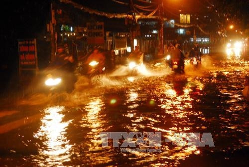 Một đoạn đường Phan Anh (quận Tân Phú) bị ngập sâu trong biển nước. Ảnh: Mạnh Linh - TTXVN