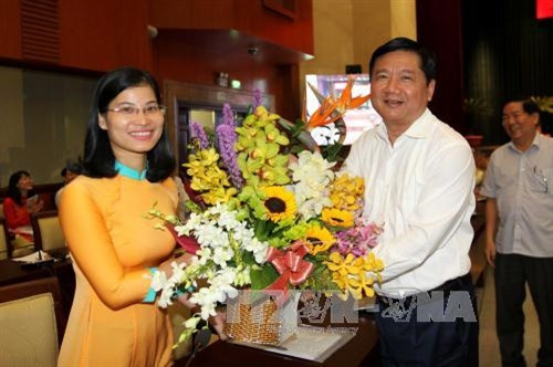 Bí thư Thành ủy Đinh La Thăng tặng hoa chúc mừng sinh nhật đồng chí Nguyễn Thị Thanh Thảo, Bí thư Đảng ủy Phường 2, quận Phú Nhuận. Ảnh: Thanh Vũ - TTXVN Bí thư Thành ủy Đinh La Thăng tặng hoa chúc mừng sinh nhật đồng chí Nguyễn Thị Thanh Thảo, Bí thư Đảng ủy Phường 2, quận Phú Nhuận. Ảnh: Thanh Vũ - TTXVN