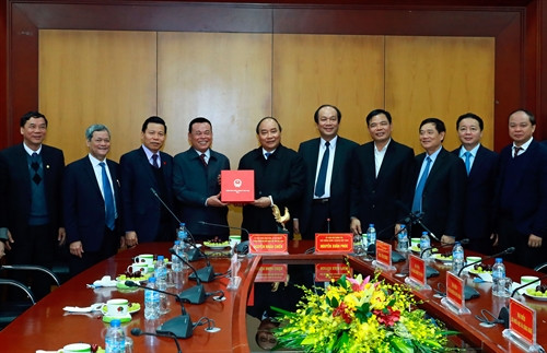 Sáng 12/2/2017, tại tỉnh Bắc Ninh, Thủ tướng Nguyễn Xuân Phúc đến thăm Tập đoàn Dabaco Việt Nam. Trong ảnh: Thủ tướng Nguyễn Xuân Phúc tặng quà cho lãnh đạo Tập đoàn Dabaco Việt Nam. Ảnh: Thống Nhất-TTXVN