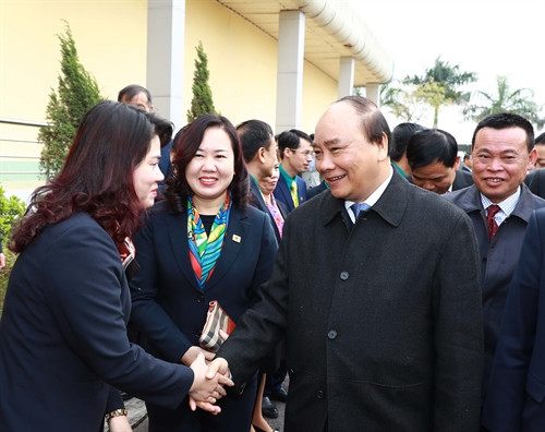 Sáng 12/2/2017, tại tỉnh Bắc Ninh, Thủ tướng Nguyễn Xuân Phúc đến thăm Tập đoàn Dabaco Việt Nam. Trong ảnh: Thủ tướng Nguyễn Xuân Phúc với cán bộ nhân viên Tập đoàn Dabaco Việt Nam. Ảnh: Thống Nhất-TTXVN