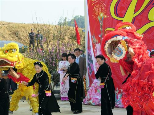 Múa sư tử của đồng bào Tày tại lễ hội Lồng Tồng xã Hải Yến, huyện Cao Lộc (Lạng Sơn). Ảnh: nhandan.com.vn Múa sư tử của đồng bào Tày tại lễ hội Lồng Tồng xã Hải Yến, huyện Cao Lộc (Lạng Sơn). Ảnh: nhandan.com.vn