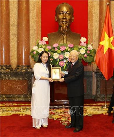 Tổng Bí thư, Chủ tịch nước Nguyễn Phú Trọng tặng ảnh Bác Hồ cho các cháu học sinh, sinh viên tiêu biểu, xuất sắc. Ảnh: Trí Dũng – TTXVN Tổng Bí thư, Chủ tịch nước Nguyễn Phú Trọng tặng ảnh Bác Hồ cho các cháu học sinh, sinh viên tiêu biểu, xuất sắc. Ảnh: Trí Dũng – TTXVN